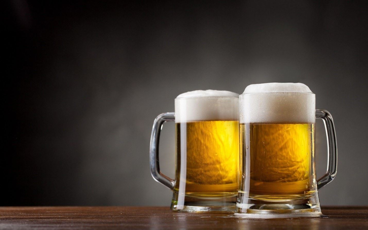 فواید و مضرات آبجو بدون الکل برای مردان و زنان